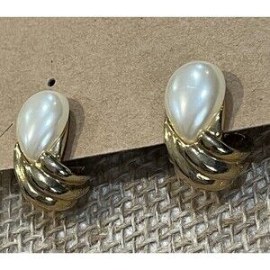 VTG 80'S RUNWAY COUTURE PEARL TEAR DROP GOLD TONED METAL HUGGIE EARRINGS